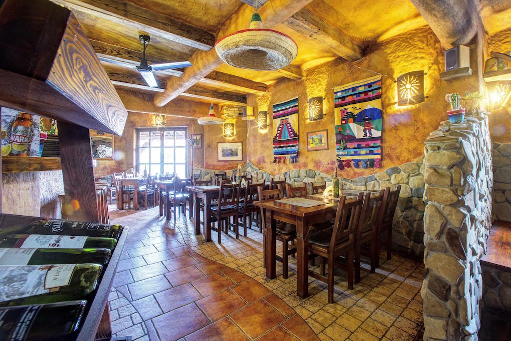 Bed and Breakfast Xavito à Sanok Extérieur photo